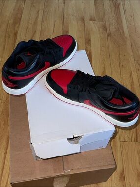 Nike Women's Black and Red Low-Top Sneakers